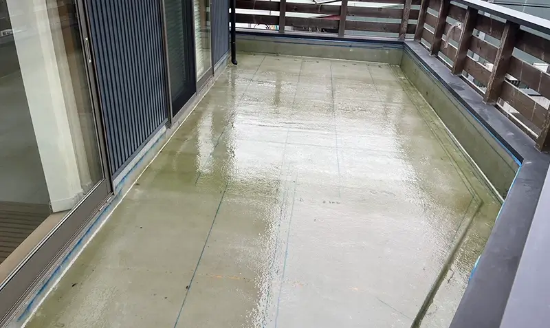 ウレタン塗膜防水工事の様子
