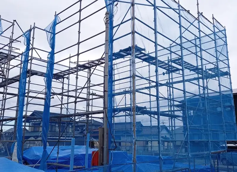 足場設置中の工事現場